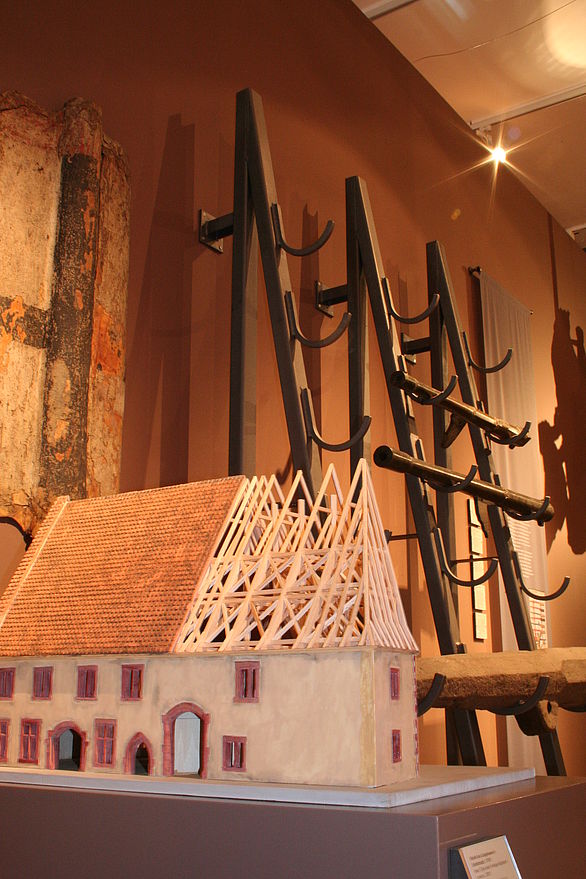 kleines Modell eines Hauses aus dem Mittelalter