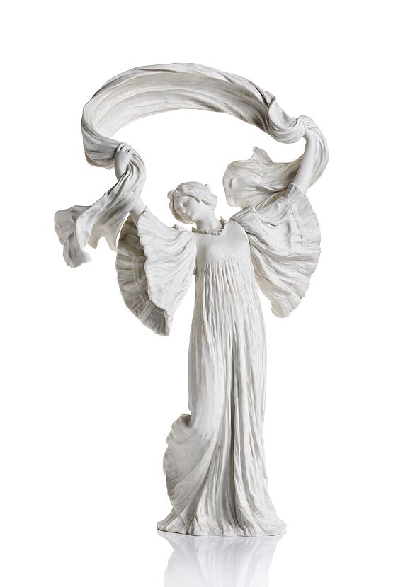 Weiße Porzellanfigur einer Tänzerin, die einen Schleier über den Kopf schwingt.