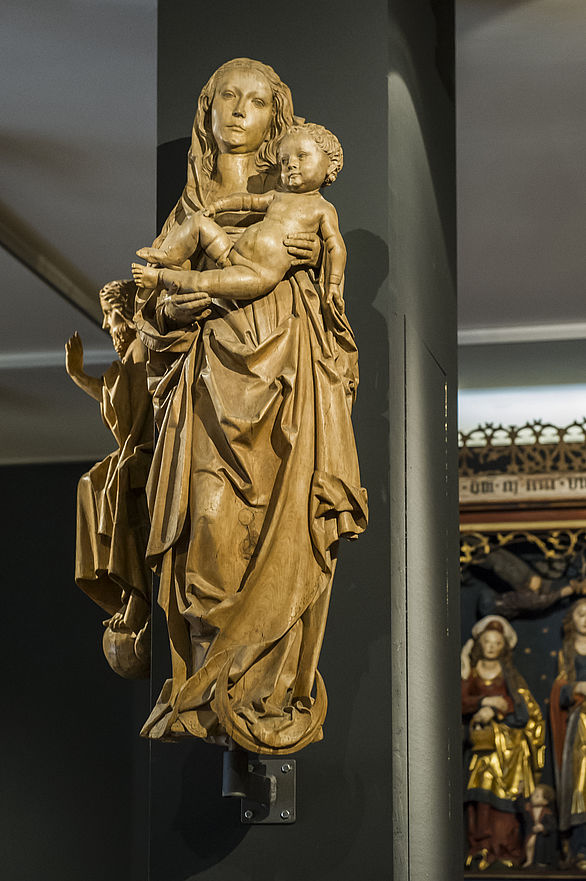 View of statue Mary with child