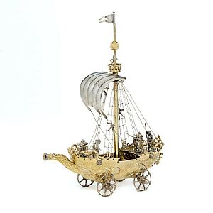 Das goldene Schiffsmodell, das neu in unserer Sammlung ist, ist nicht nur dekorativ, sondern es hatte auch einen...
