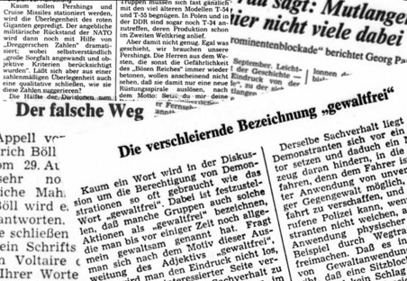Collage aus übereinandergelegten Zeitungsartikeln