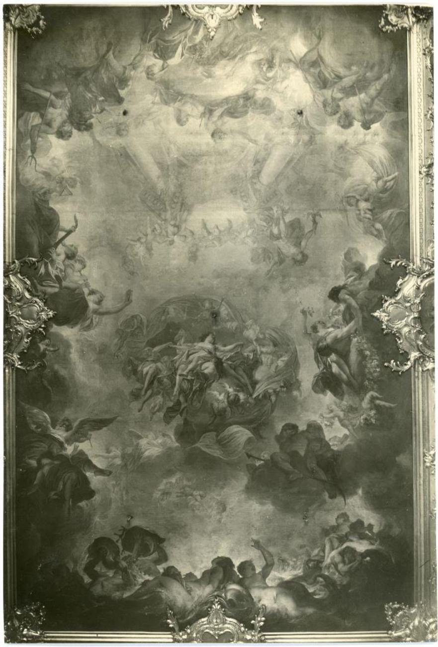 Barockes Deckengemälde mit zahlreichen schwebenden Figuren, Engeln und mythologischen Szenen in illusionistischer Himmelsdarstellung, gerahmt von reichem Stuckdekor, im Kontext Badisches Landesmuseum und Kultur.