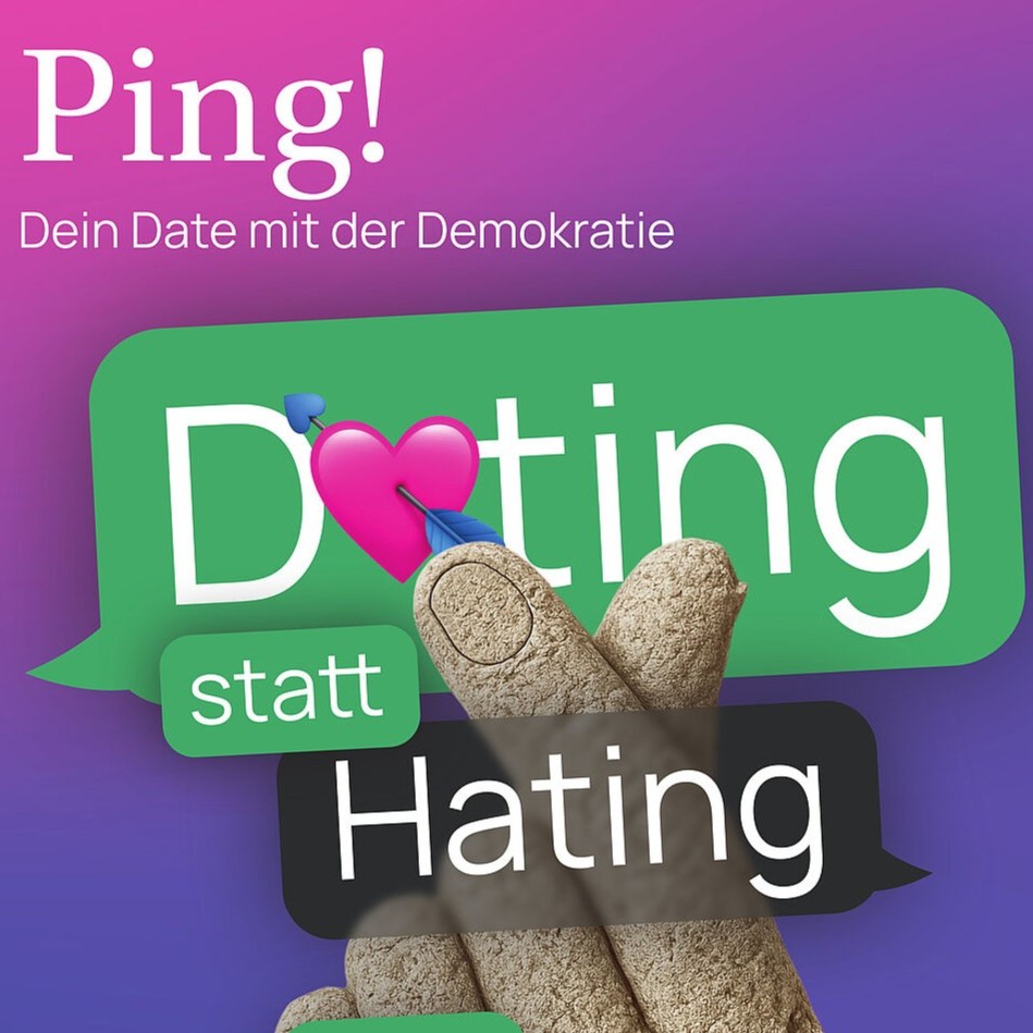 Badisches Landesmuseum: Kampagnenmotiv zur App „Ping! Dein Date mit der Demokratie“ mit Farbverlauf, Chatblasen „Dating statt Hating“, Herzsymbol und antiker Skulpturhand, die auf digitale Kultur und demokratischen Austausch verweist.