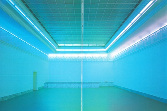 Blau beleuchteter, leerer Raum in der Staatlichen Kunsthalle Baden-Baden. Die atmosphärische Lichtinstallation verweist auf die Veranstaltungsreihe Blaue Stunde und verbindet zeitgenössische Kunst und Kultur mit dem Programm des Badischen Landesmuseums.