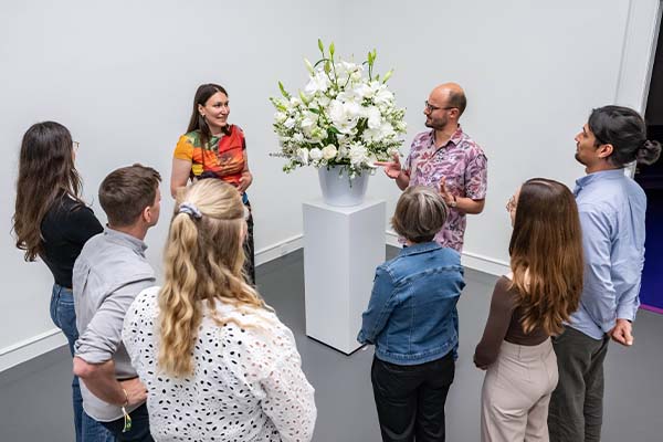Familien-Gruppe bei einer Führung durch die Ausstellung „Bloom up! Die Sprache der Blumen“ in der Kunsthalle Baden-Baden.