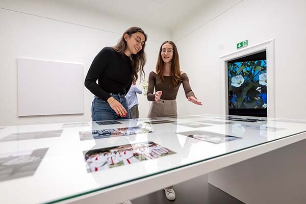 Zwei Besucherinnen bei einer Kurzführung durch die Ausstellung „Bloom up! Die Sprache der Blumen“ in der Kunsthalle Baden-Baden.