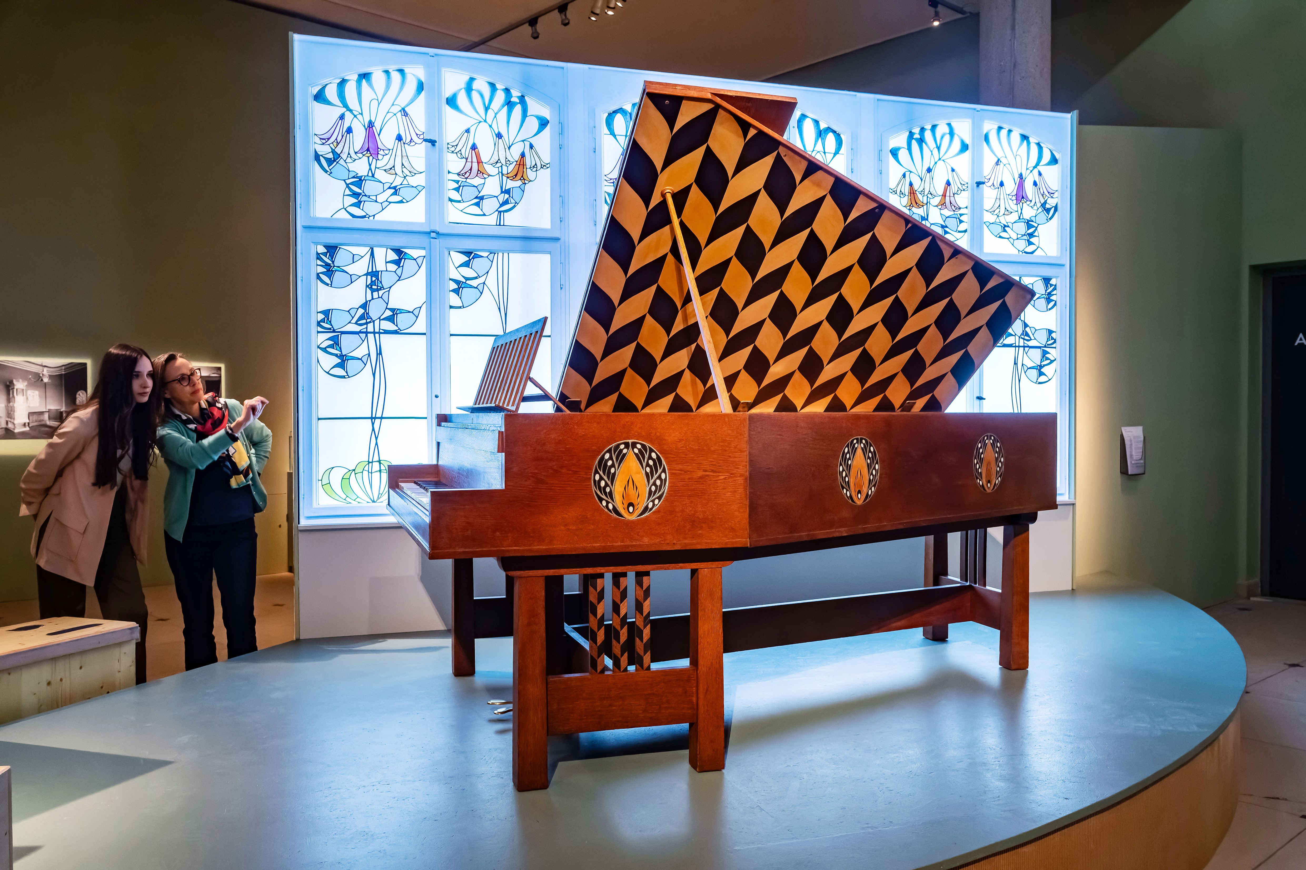 Konzertflügel in einer Ausstellung