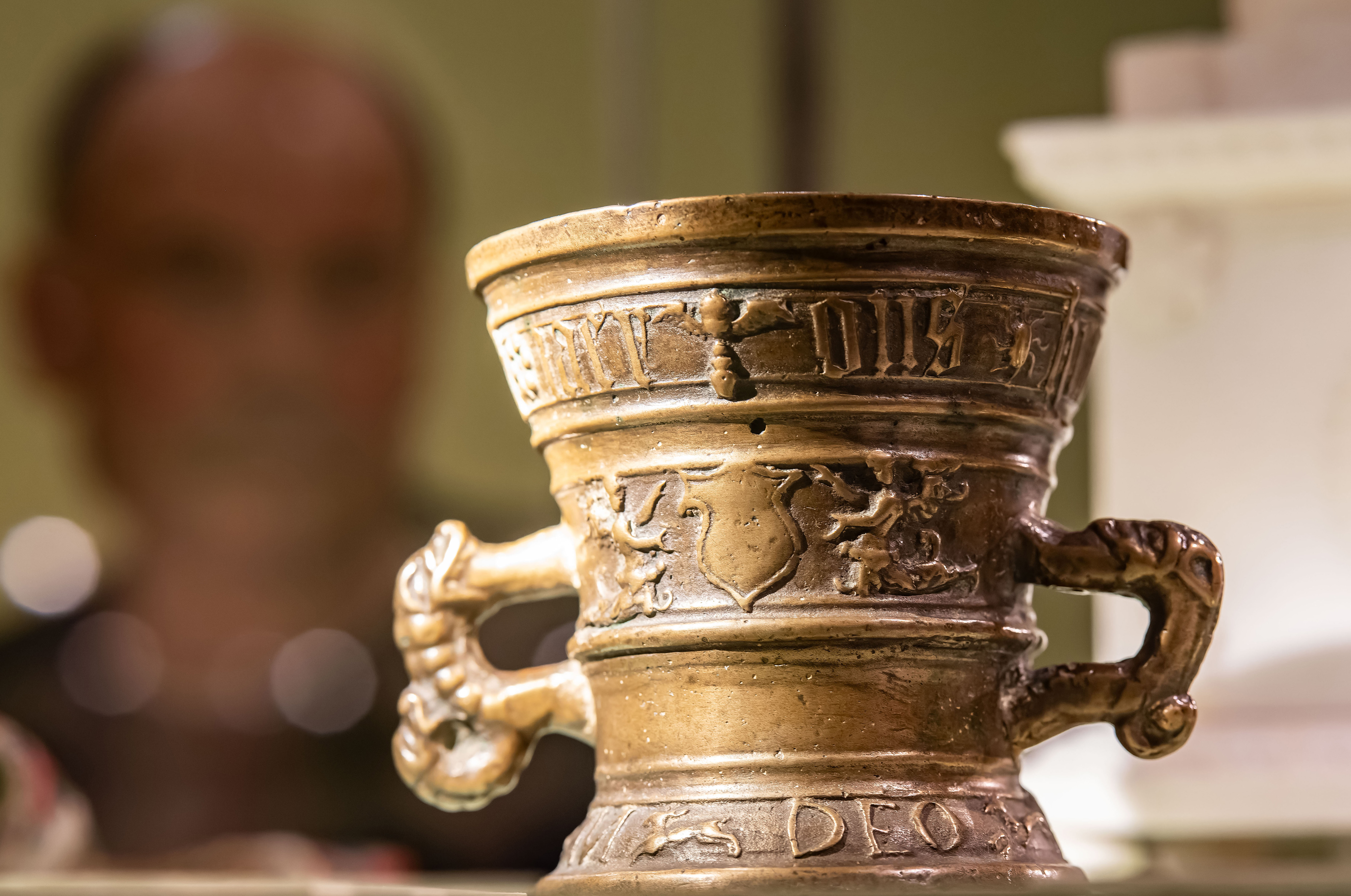 kunstvoll verzierter Mörser aus Bronze