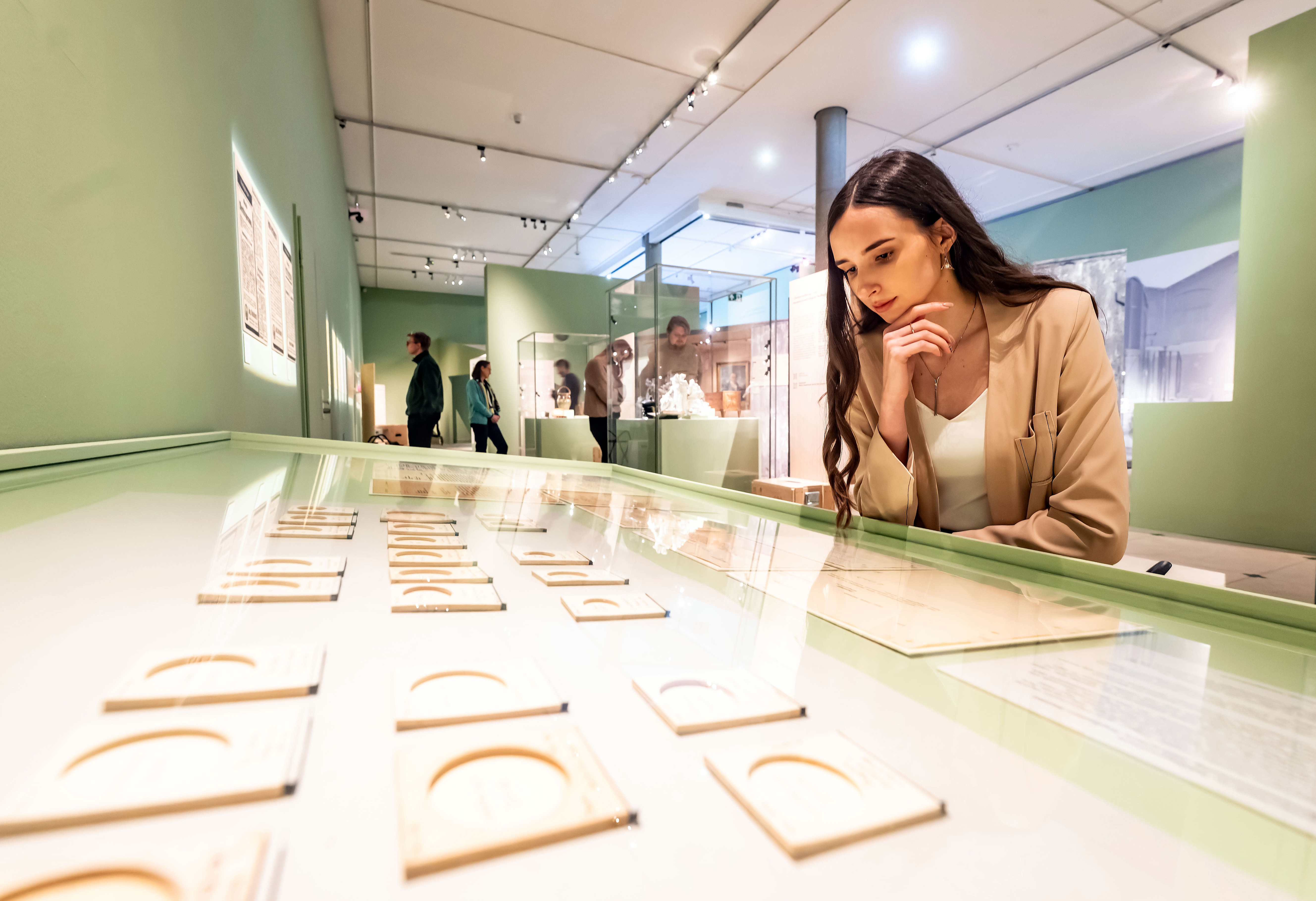 Besucherin betrachtet leere Münzpappen