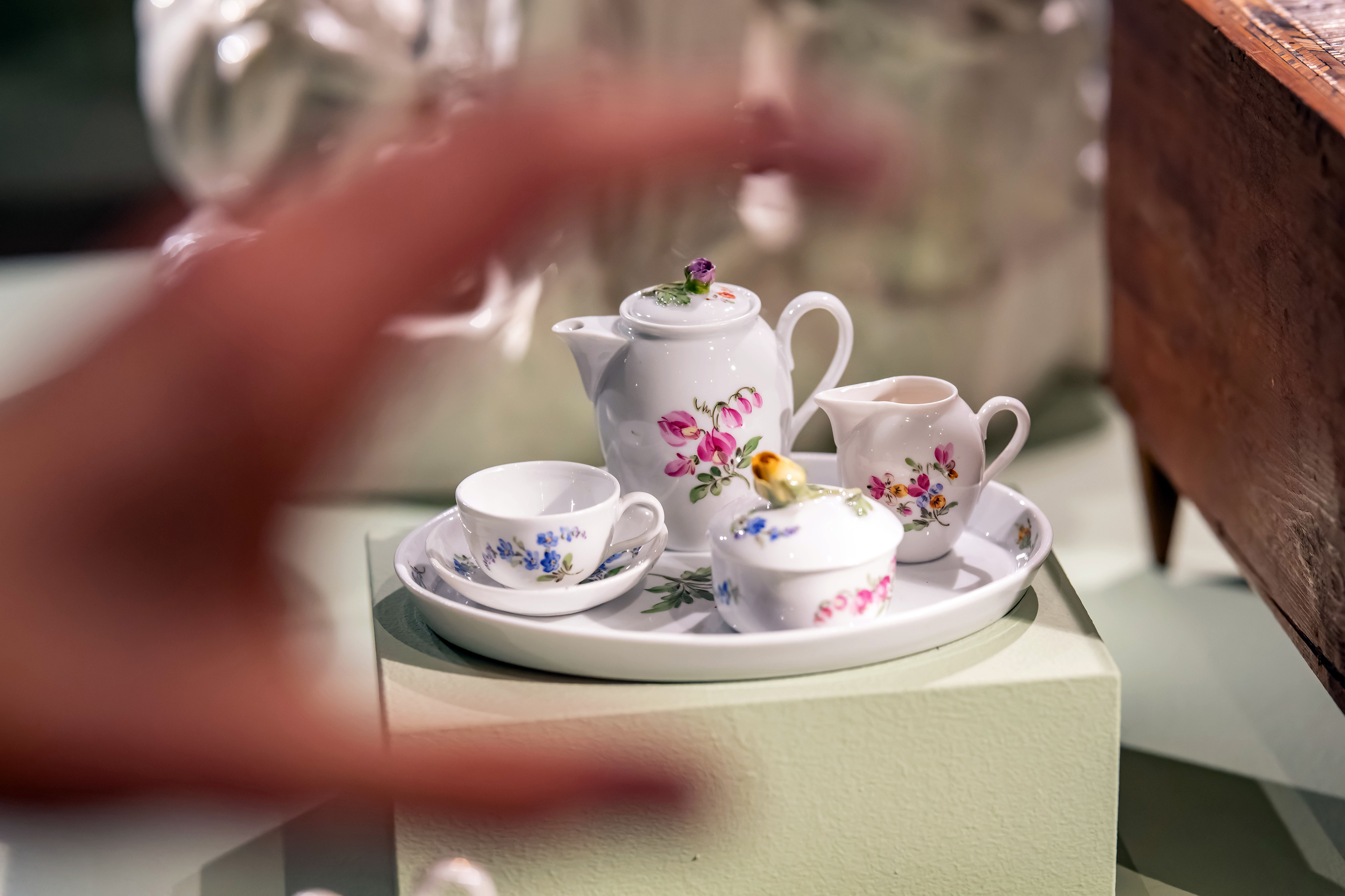 Puppen-Kaffeeservice in einer Vitrine