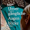 Titelbild des Jahresmagazins „Unvergängliche Augenblicke“ des Badischen Landesmuseums. Eine Besucherin betrachtet ein historisches Textilobjekt und macht Kultur im Museum erlebbar.