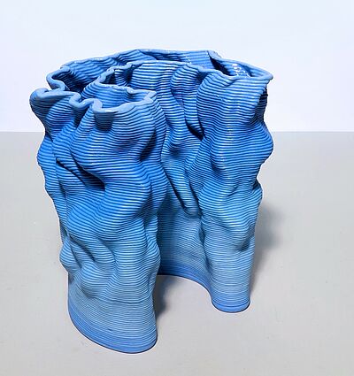 Blaue Skulptur aus Keramik