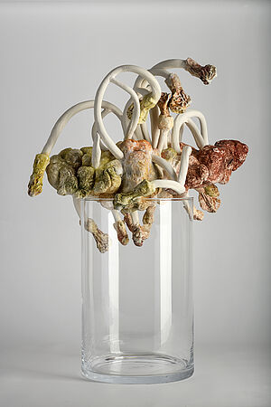 Durchsichtige Vase mit Installation verwelkter Blumen