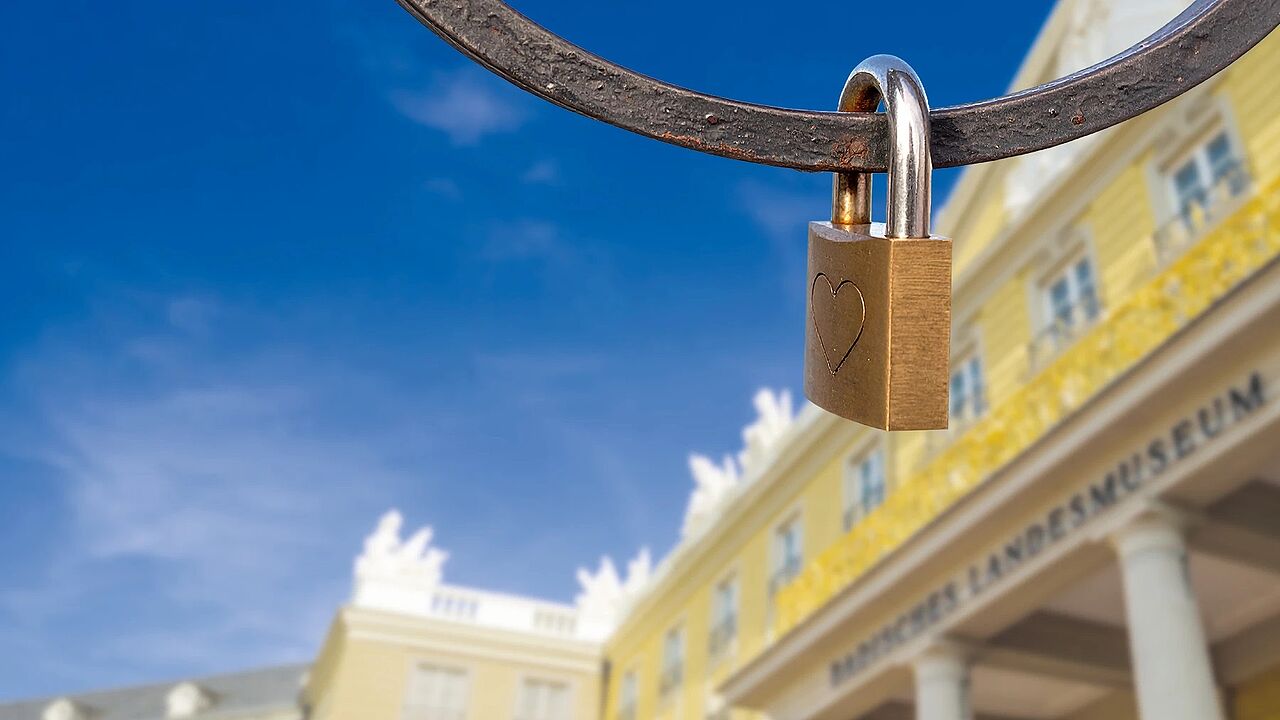 Vorhängeschloss vor dem Haupteingang des Karlsruher Schlosses