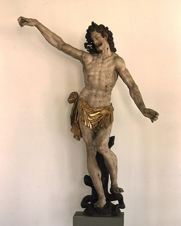Der heilige Sebastian wird gegen die Pest und andere Seuchen angerufen. Die Skulptur zeigt das Martyrium des römischen Soldaten, der nach dem öffentlichen Bekenntnis zum Christentum an einen Baum gefesselt und mit Pfeilen beschossen wird.
