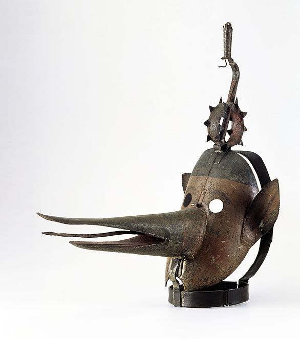 Eine Maske mit einem langen Schnabel aus der Corona-Sammlung