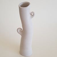 schlankes, weißes Keramikgefäß
