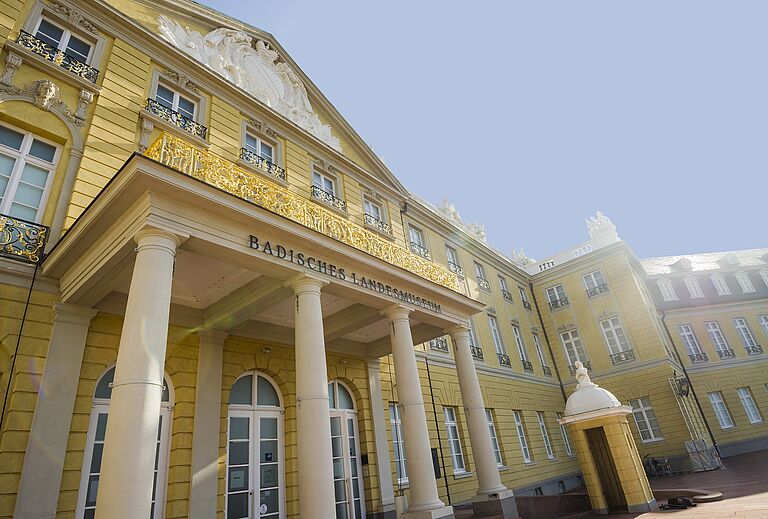 Badisches Landesmuseum Haupteingang des Badischen Landesmuseums vor blauem Himmel.