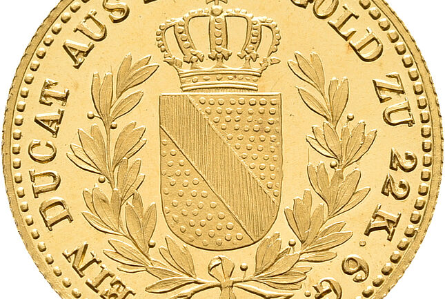 Eine Münze mit der Prägung "Ein Ducat aus Rheingold zu 22K. 6G. 1854"