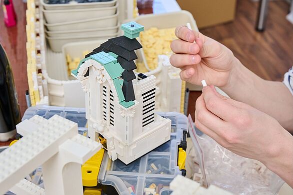 Detail eines Pavillons aus Klemmbausteinen beim Bau des Karlsruher Schlosses, Badisches Landesmuseum macht Kultur handwerklich erlebbar