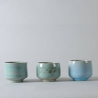 Drei hellblaue Keramikschalen