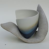 kunstvoll geschwungenes Keramikgefäß