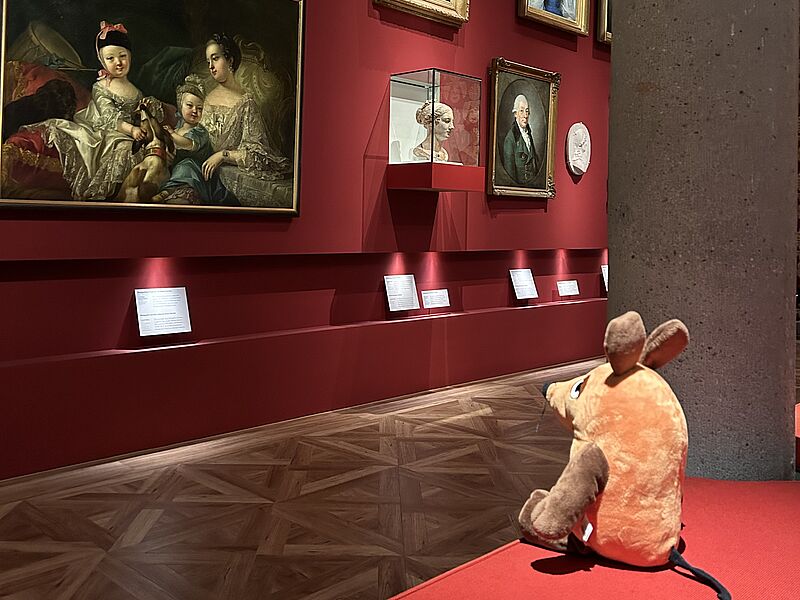 Die Maus als Kuscheltier schaut sich Gemäde im Badischen Landesmuseum an