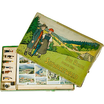 Geöffneter Karton des Spiels Die Reise durch den Schwarzwald.