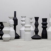 Keramiken schwarze und weiße Vasen aus geometrischen Formen