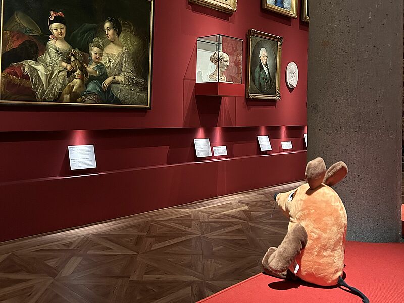Die Maus als Kuscheltier schaut sich Gemäde im Badischen Landesmuseum an