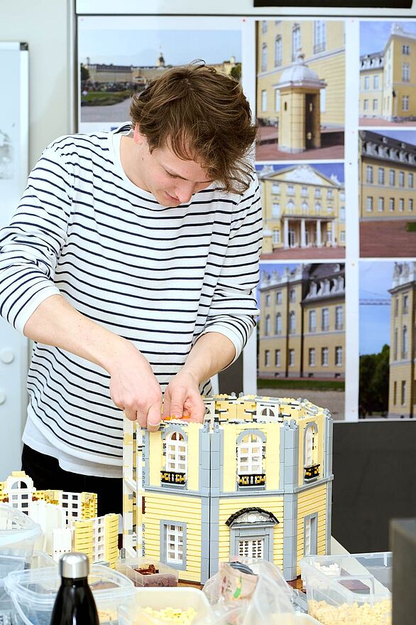 Detailaufnahme beim Zusammenfügen eines Turmbauteils des Klemmbaustein-Modells vom Karlsruher Schloss, Badisches Landesmuseum vermittelt Kultur im Detail