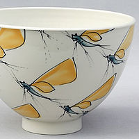 Keramikschüssel mit Schmetterlingen bemalt