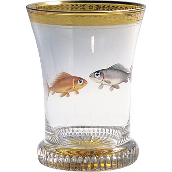 Glasbecher mit goldenem Rand und zwei aufgemalten Fischen