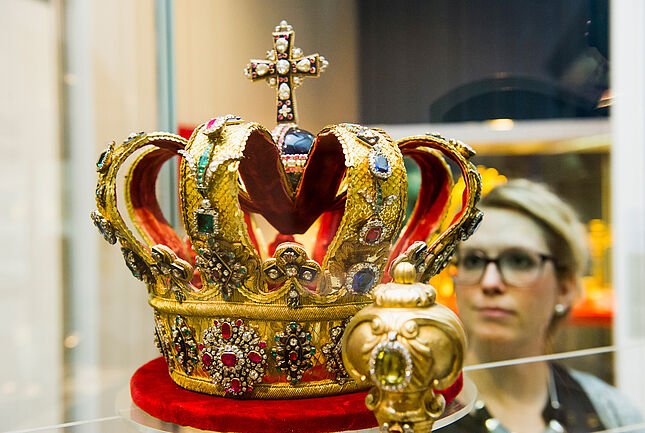 Krone der Großherzöge von Baden mit Besucherin