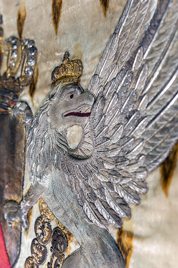Detail of the coat of arms on the throne: the heraldic animal of Baden, the griffin, as a shield holder for the throne canopy, © Badisches Landesmuseum, Photo: ARTIS - Uli Deck