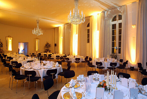 Garden room with set tables and chairs