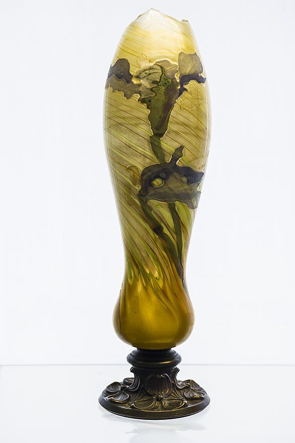 Schlanke Vase des Künstlers Emile Gallé