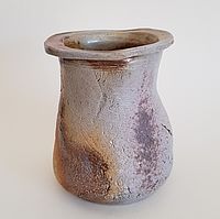 braunes, unregelmäßiges Keramikgefäß