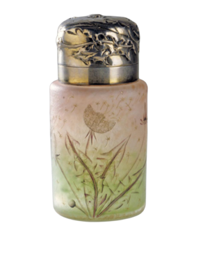 Jugendstil-Flakon aus der Sammlung des Badischen Landesmuseums mit zartem floralem Dekor in Grün- und Rosétönen sowie silberfarbenem Deckel. Das Objekt zeigt kunsthandwerkliche Kultur und Gestaltung des frühen 20. Jahrhunderts.