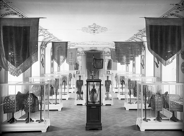 Einblick in die Karlsruher Türkenbeute im Gartensaal nach 1923