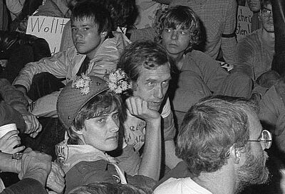 Petry Kelly mit anderen Menschen beim einem Protest
