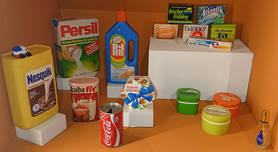 Verpackungen von Konsumgütern aus den 80er-Jahren, wie Waschmittel, Cremes und Süßigkeiten