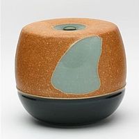 Keramikgefäß mit unterschiedlichen Oberflächenstrukturen