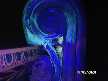 Nahaufnahme des Henkels der Unterweltsvase unter UV-Licht. Der Henkel erscheint in verschiedenen Blautönen.