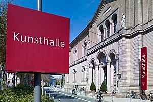 Blick auf den Eingang der Staatlichen Kunsthalle