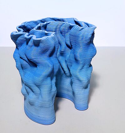 Blaue Skulptur aus Keramik