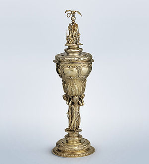 Diesen reich verzierten Pokal vermachte der Dolmetscher und Diplomat seiner Heimatstadt Stein am Rhein. Schmid von Schwarzenhorn arbeitete unter drei Sultanen und drei Kaisern – sie alle sind dargestellt. Das Spitzenstück barocker Goldschmiedekunst ist heute noch in Gebrauch. 