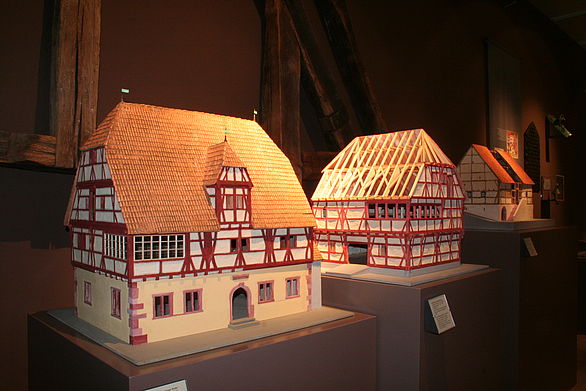 Verschiedene Modelle repräsentativer Wohnhäuser aus dem 15. Jahrhundert
