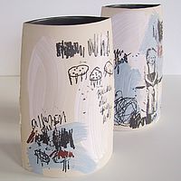 Keramikgefäße mit skizzenhaften Zeichnungen verziert