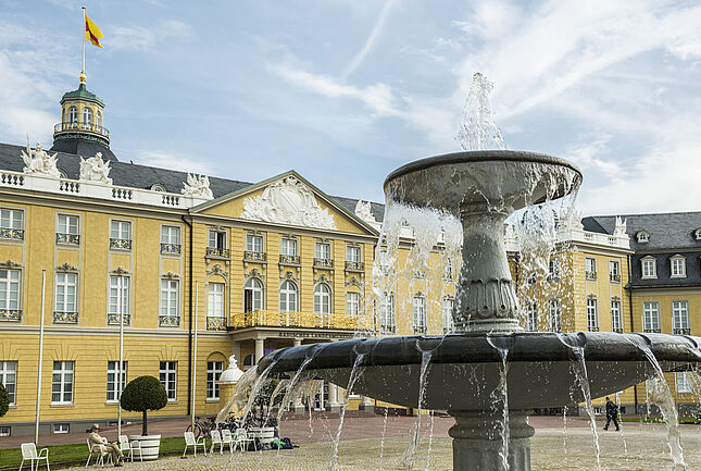 Schloss Karlsruhe mit Brunnen im Vordergrund